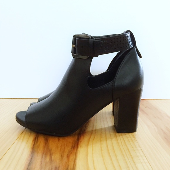 Sole Sensibilities Shoes - Cutout Peep Toe Stacked Heel Ankle Bootie Sz 5.5